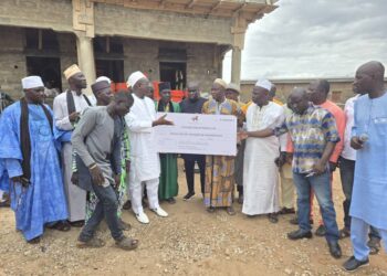 Pour l&rsquo;achèvement de la mosquée de Kafoudougou: Kalil Konaté fait don de matériels promis par feu le PM Gon