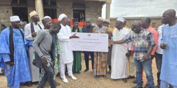 Pour l&rsquo;achèvement de la mosquée de Kafoudougou: Kalil Konaté fait don de matériels promis par feu le PM Gon