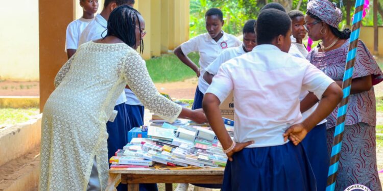 Côte d’Ivoire : Don d’un millier d’ouvrages au Lycée Inagohi de San Pedro