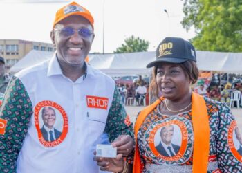 Yamoussoukro/Préparatifs du Congrès du RHDP : le ministre Souleymane Diarrassouba offre 7 000 cartes aux militants de base