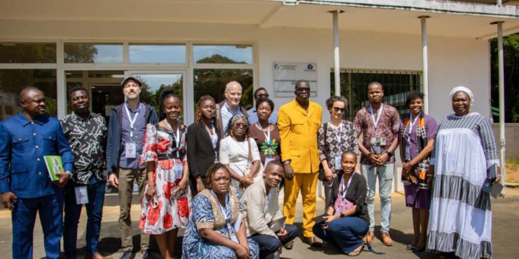 Abidjan : des journalistes scientifiques découvrent les installations de l’Institut Pasteur