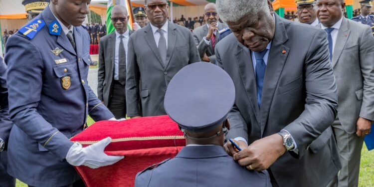 Zambakro : 120 nouveaux sous-lieutenants des Forces armées reçoivent leurs épaulettes