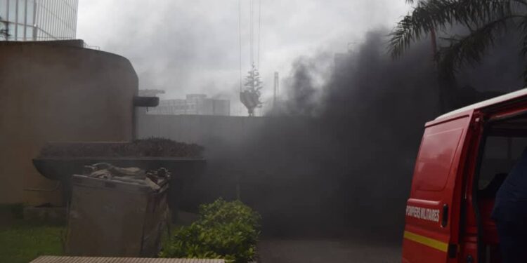 Incendie à la tour E: 1 pompier intoxiqué, 5 véhicules brûlés