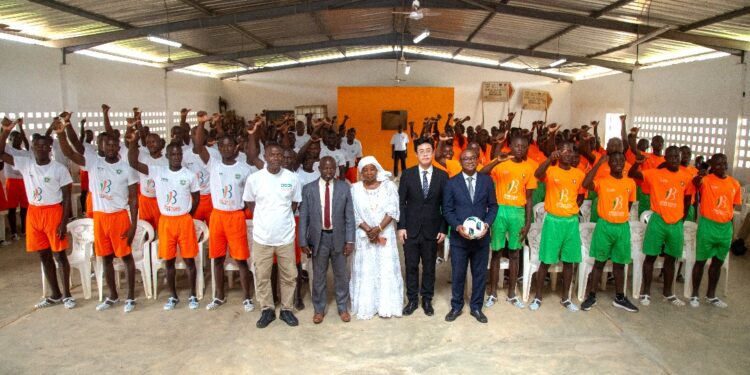 Coopération sino-ivoirienne en action : des équipements sportifs pour les jeunes de Bimbresso