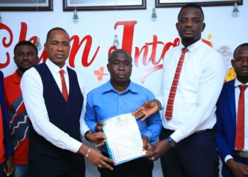 Immobilier : CHIM INTER remet officiellement un terrain et un titre définitif de propriété à un partenaire