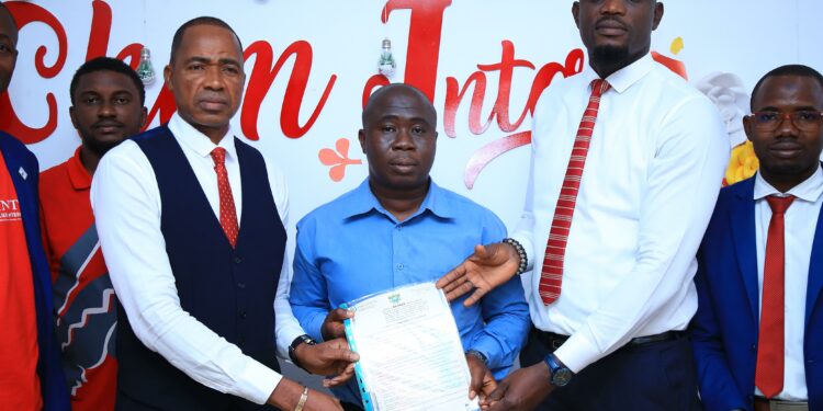 Immobilier : CHIM INTER remet officiellement un terrain et un titre définitif de propriété à un partenaire