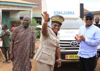 Agnibilékrou: Siandou Fofana dote Brindoukro d’une ambulance et lance la construction d’un centre de santé