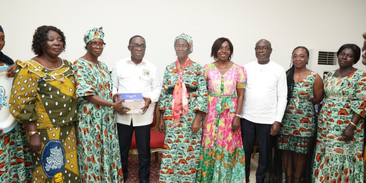 Côte d’Ivoire/Présidentielle 2025: les «Mamans Aouélé» réitèrent leur fidélité à ADO