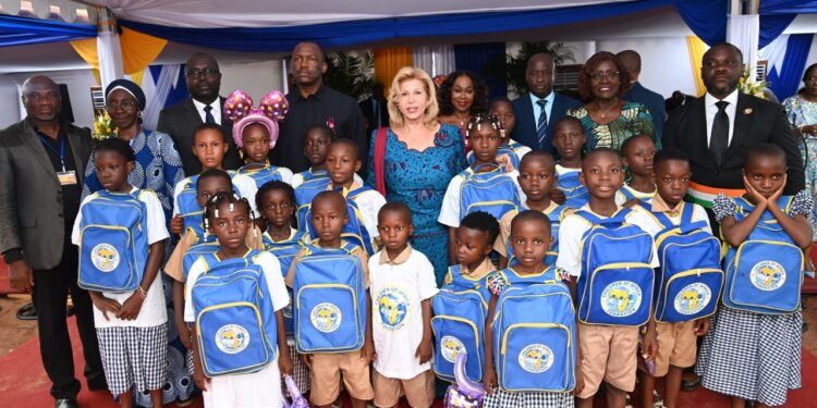 Daloa : la première dame Dominique Ouattara lance la distribution de 15000 kits scolaires pour l’édition 2025