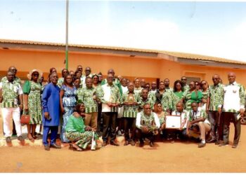 Yamoussoukro-Un professeur de lycée célébré après 41 ans de service