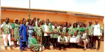 Yamoussoukro-Un professeur de lycée célébré après 41 ans de service
