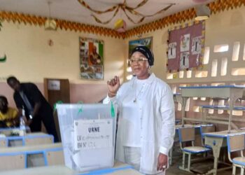 Anyama /Législatives 2025: Fatim Bamba accomplit son devoir citoyen 