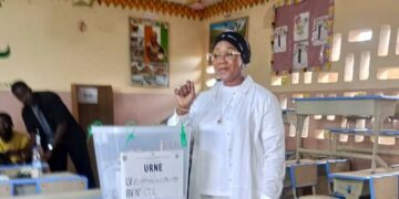 Anyama /Législatives 2025: Fatim Bamba accomplit son devoir citoyen 