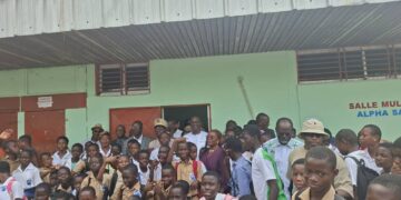 Tiassalé: Alpha Sanogo offre au lycée moderne une salle multimédia entièrement équipée