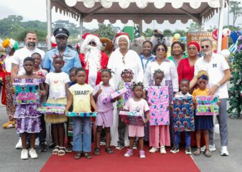 Côte d&rsquo;Ivoire/Arbre de Noël: Une parfumerie gâte 1.000 enfants de policiers