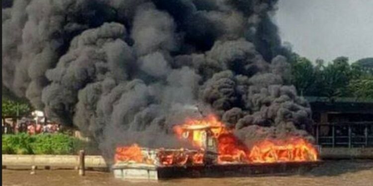 Abidjan/Transport lagunaire : 2 bateaux-bus de la SOTRA détruits par un incendie à Treichville