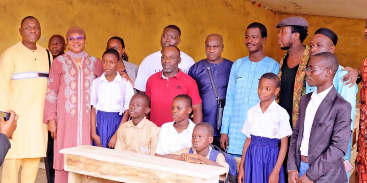 Adjamé/ Dotation de tables-bancs: Allahta Stéphane ‘ gâte’’ le groupe scolaire Jean Porquet