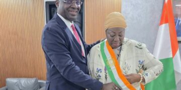 Tiassalé : Le député Alpha Sanogo remet son écharpe à sa suppléante Angaman Françoise