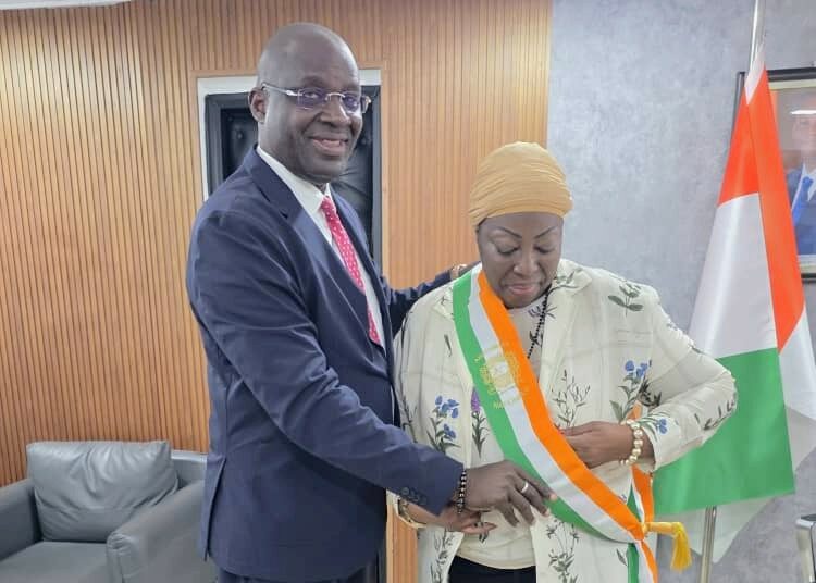 Tiassalé : Le député Alpha Sanogo remet son écharpe à sa suppléante Angaman Françoise