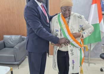 Tiassalé : Le député Alpha Sanogo remet son écharpe à sa suppléante Angaman Françoise