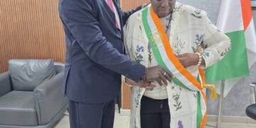 Tiassalé : Le député Alpha Sanogo remet son écharpe à sa suppléante Angaman Françoise