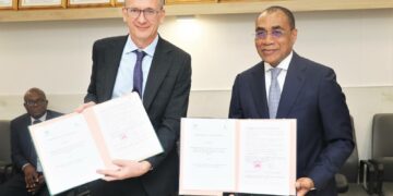 𝐏𝐫𝐨𝐣𝐞𝐭𝐬 𝐝𝐞 𝐜𝐨𝐧𝐬𝐭𝐫𝐮𝐜𝐭𝐢𝐨𝐧 𝐝𝐞 𝟓𝟔 𝐜𝐨𝐥𝐥è𝐠𝐞𝐬, 𝐝𝐞 𝐥’𝐮𝐧𝐢𝐯𝐞𝐫𝐬𝐢𝐭é 𝐝’𝐀𝐝𝐢𝐚𝐤é 𝐞𝐭 𝐫é𝐬𝐢𝐝𝐞𝐧𝐜𝐞𝐬 𝐮𝐧𝐢𝐯𝐞𝐫𝐬𝐢𝐭𝐚𝐢𝐫𝐞𝐬 : 𝐋𝐚 𝐂ô𝐭𝐞 𝐝’𝐈𝐯𝐨𝐢𝐫𝐞 𝐞𝐭 𝐥’𝐀𝐠𝐞𝐧𝐜𝐞 𝐁𝐫𝐢𝐭𝐚𝐧𝐧𝐢𝐪𝐮𝐞 (𝐔𝐊𝐄𝐅) 𝐬𝐢𝐠𝐧𝐞𝐧𝐭 𝐮𝐧 𝐝𝐨𝐜𝐮𝐦𝐞𝐧𝐭 𝐜𝐚𝐝𝐫𝐞