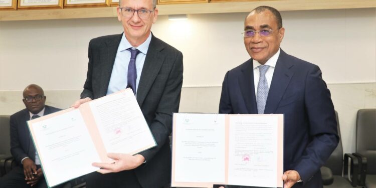 Projets de construction de 56 collèges, de l&rsquo;Université d&rsquo;Adiaké et résidences universitaires: la Côte d&rsquo;Ivoire et l&rsquo;Agence britannique signent un document cadre