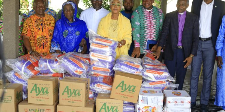 Anyama/Carême et Ramadan: Fatim Bamba offre des vivres aux chrétiens, musulmans et forces vives