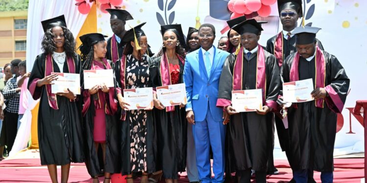 UFR SJAP /« Award des Juristes » : près de 2 000 étudiants de Licence de Droit reçoivent leurs diplômes 