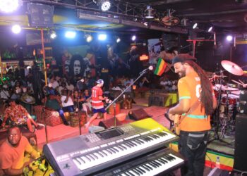 MASA OFF 2026 à Abidjan :Le groupe de Jazz-fusion AKINROOTS électrise l&rsquo;espace AZK Live