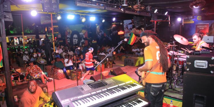 MASA OFF 2026 à Abidjan :Le groupe de Jazz-fusion AKINROOTS électrise l&rsquo;espace AZK Live