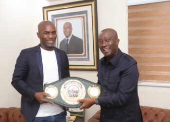 Boxe : Champion du monde IBO des poids moyens, Michel Soro présente sa ceinture à Éric Taba