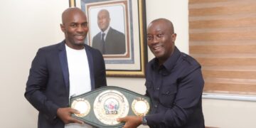 Boxe : Champion du monde IBO des poids moyens, Michel Soro présente sa ceinture à Éric Taba