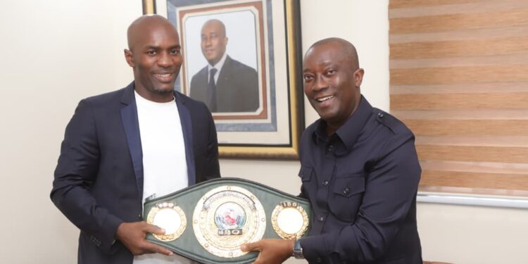 Boxe : Champion du monde IBO des poids moyens, Michel Soro présente sa ceinture à Éric Taba
