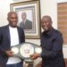 Boxe : Champion du monde IBO des poids moyens, Michel Soro présente sa ceinture à Éric Taba