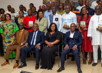 Côte d’Ivoire : Avec son livre et sa caravane, le Dr Aka Serge promeut la discipline financière comme un levier de réussite.