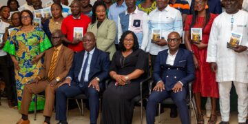 Côte d’Ivoire : Avec son livre et sa caravane, le Dr Aka Serge promeut la discipline financière comme un levier de réussite.
