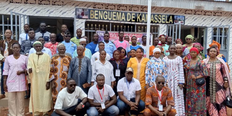 Touba : La police sensibilise la jeunesse de Kamassêla sur les incivilités et les addictions 