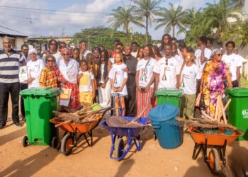 Cocody : Éric Taba offre plusieurs ordinateurs aux nouveaux bacheliers de Val Doyen 1