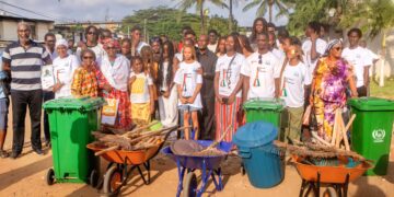 Cocody : Éric Taba offre plusieurs ordinateurs aux nouveaux bacheliers de Val Doyen 1