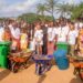 Cocody : Éric Taba offre plusieurs ordinateurs aux nouveaux bacheliers de Val Doyen 1