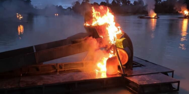 Soubré/ Orpaillage illégal : La gendarmerie détruit dix  sur le fleuve Sassandra