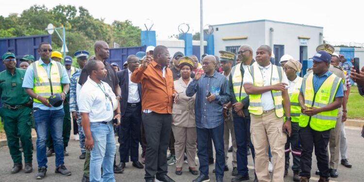 Usine traitement d&rsquo;eau de la Loka et de Niakara: Amedé Koffi Kouakou inspecte les ouvrages