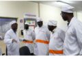 En visite au CCB, Alpha Sanogo salue les efforts de cette usine de cacao qui emploie 80% des jeunes de Tiassalé 
