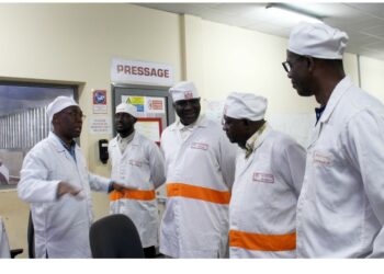 En visite au CCB, Alpha Sanogo salue les efforts de cette usine de cacao qui emploie 80% des jeunes de Tiassalé