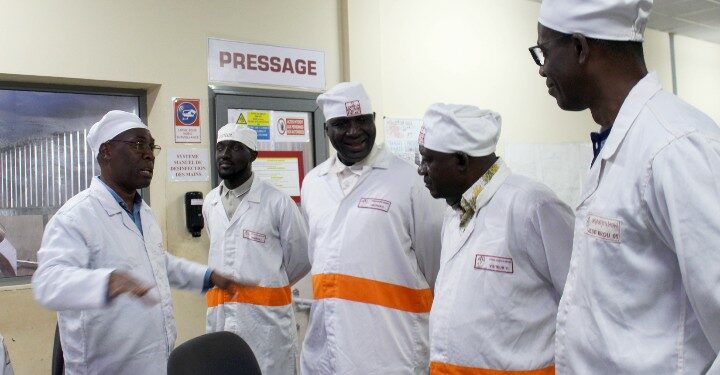 En visite au CCB, Alpha Sanogo salue les efforts de cette usine de cacao qui emploie 80% des jeunes de Tiassalé