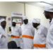 En visite au CCB, Alpha Sanogo salue les efforts de cette usine de cacao qui emploie 80% des jeunes de Tiassalé 